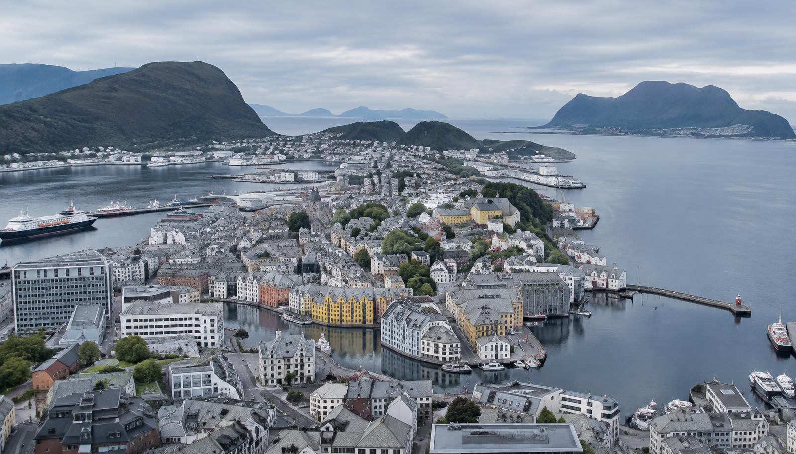 Utsikt over Ålesund med havn, fjell og fjord